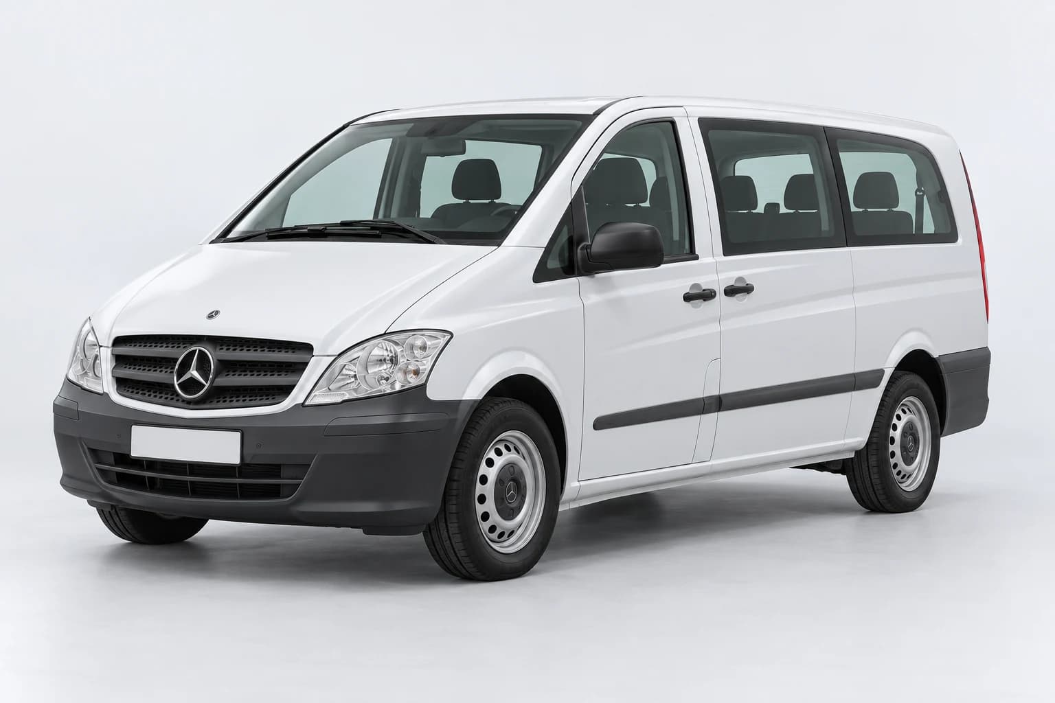 Fehér, 7 személyes Mercedes Vito kisbusz