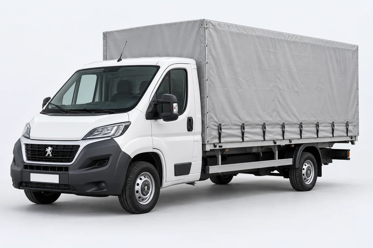 Fehér Peugeot Boxer világosszürke ponyvás felépítménnyel