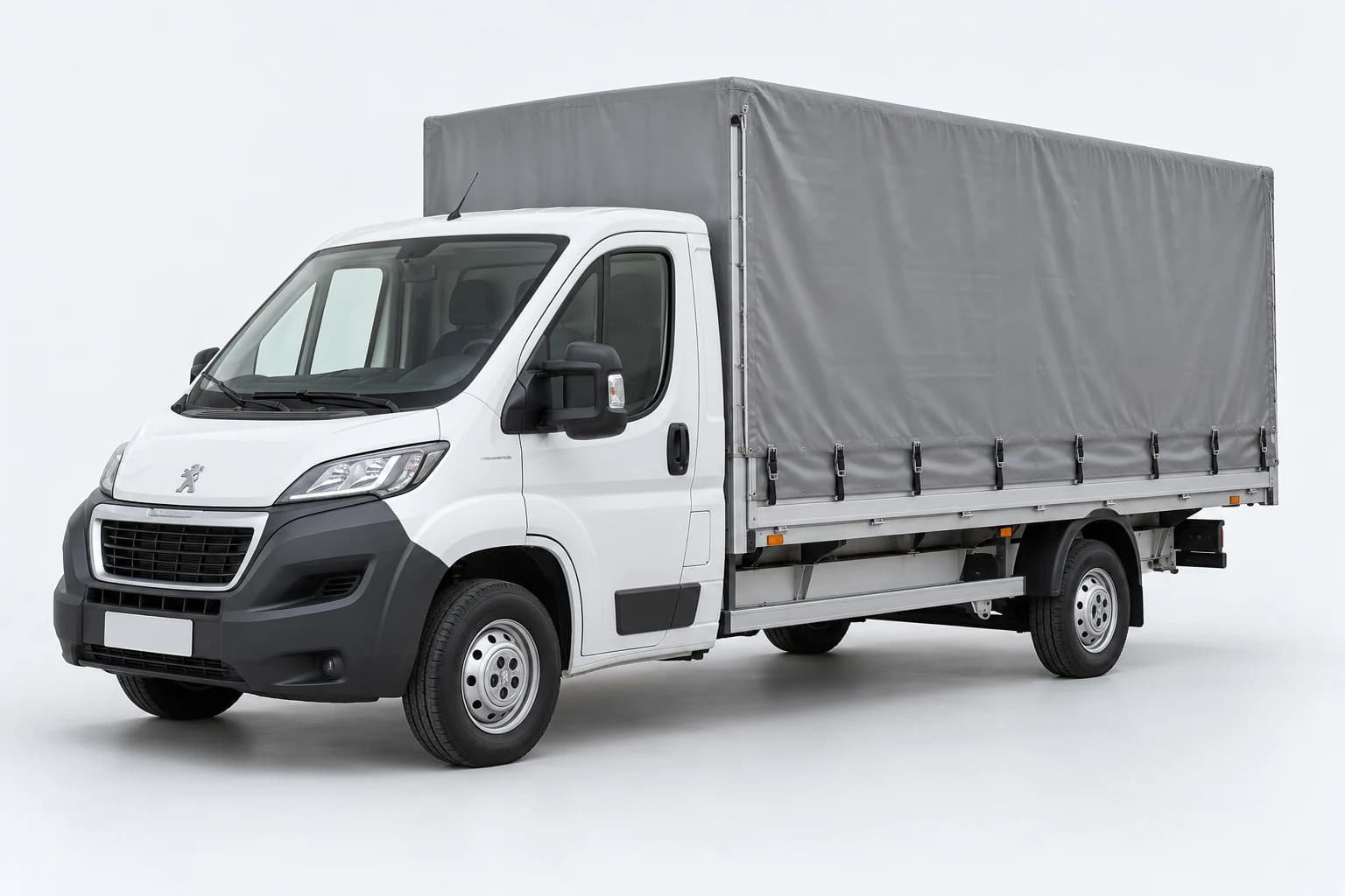Fehér Peugeot Boxer szürke ponyvás felépítménnyel
